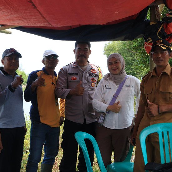 Gabut & Co. bersama Bimaspol, polisi hutan, dan tokoh setempat dalam kegiatan mangrove.