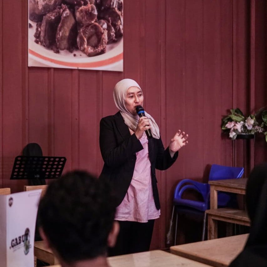 Presentasi program Gabut & Co. di depan peserta kegiatan.